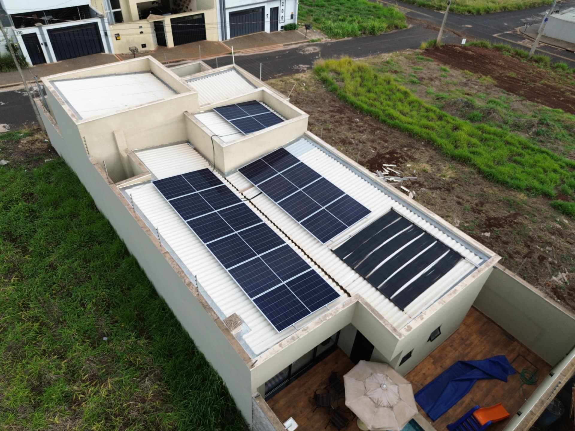 Sistema de energia solar instalado no telhado de uma residência em Itumbiara
